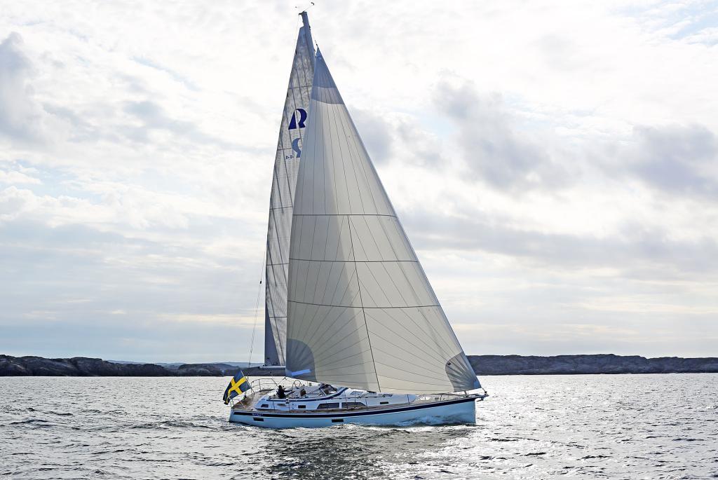 161002080454-HR44sailing725MRassy