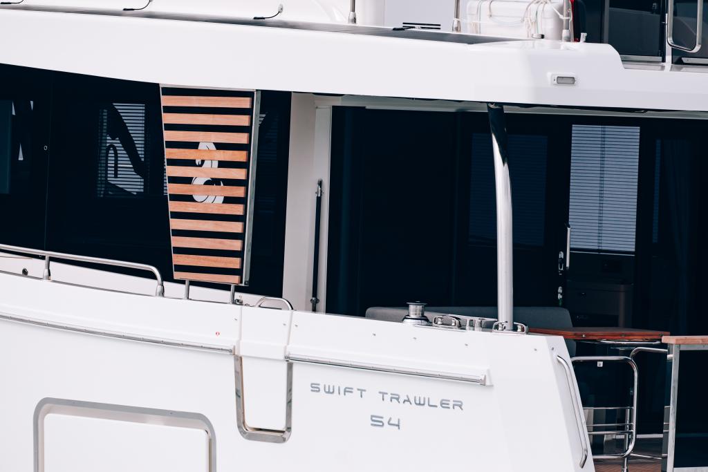beneteau-swift-trawler-54-exterieur-zijaanzicht-detail-lamellen.jpg