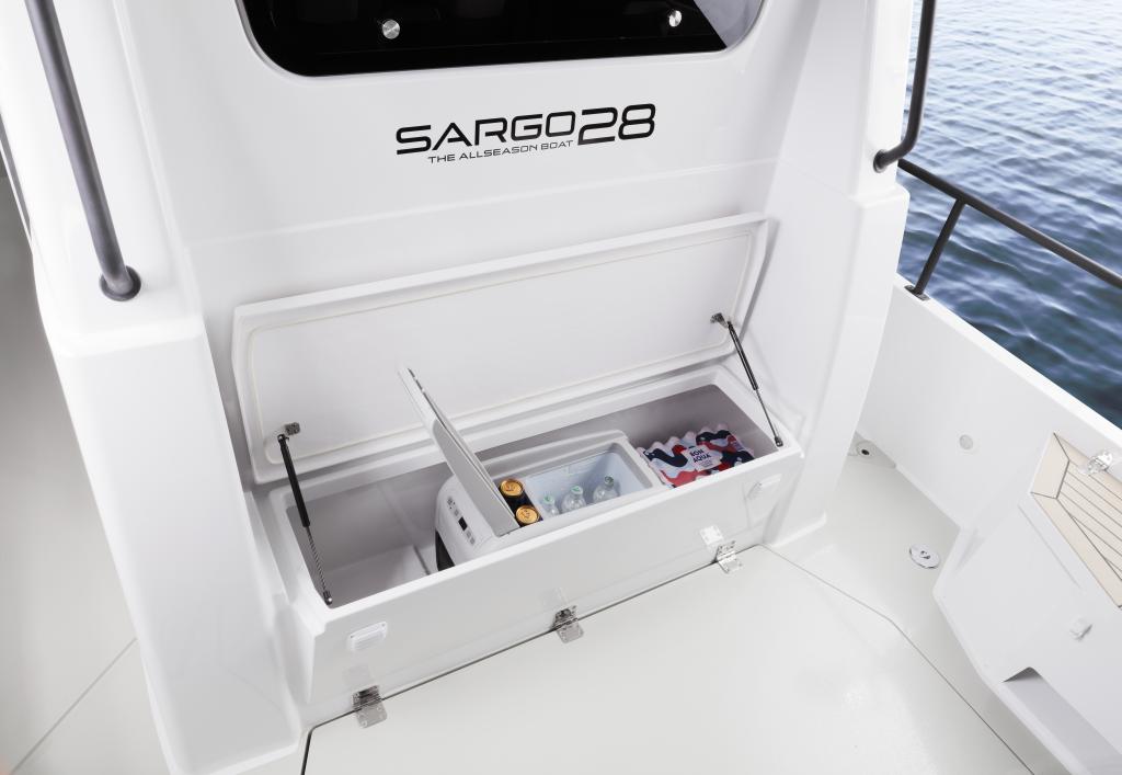 sargo-28-explorer-outboard-detail.jpg