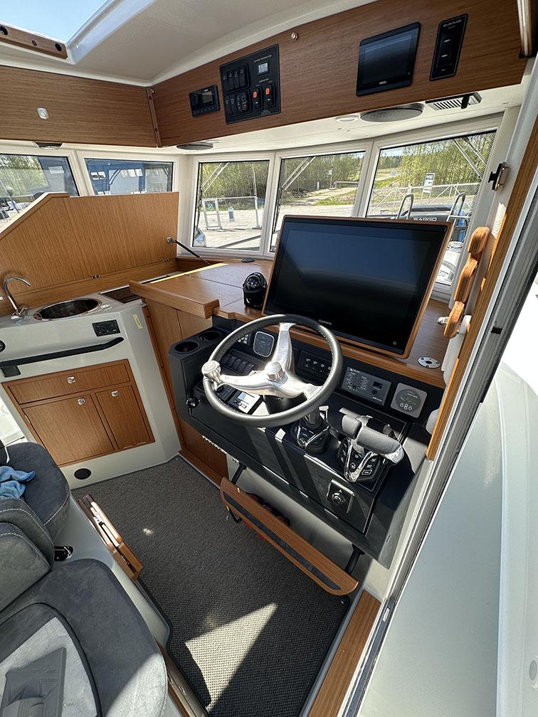 sargo-28-outboard-dash.jpg