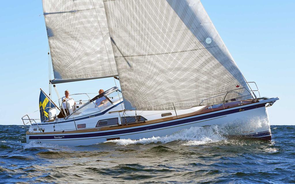 hallberg-rassy-340-sailing-side-profile-waves.jpg