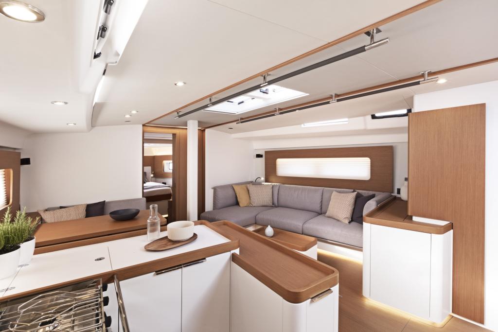 first_53_image_interior_saloon_02.jpg