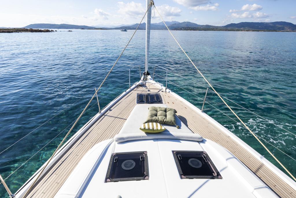 beneteau-oceanis-52-bow-deck-view-at-anchor-06.jpg