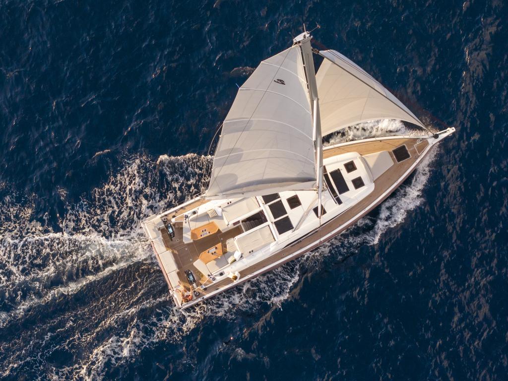 beneteau-oceanis-52-aerial-deck-cockpit-09.jpg
