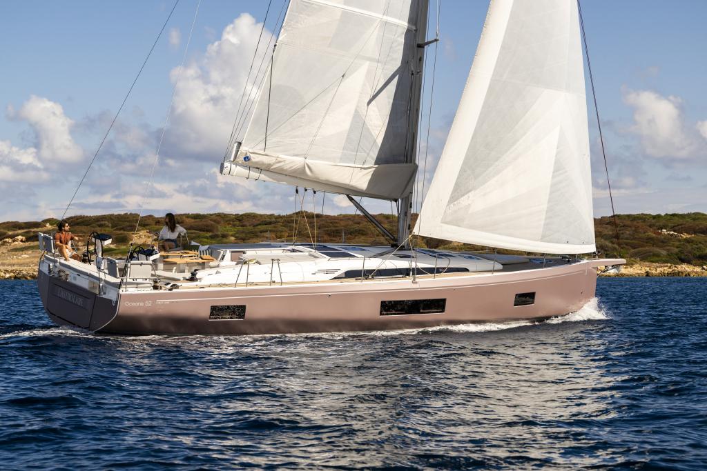 beneteau-oceanis-52-exterior-profile-sailing-03.jpg