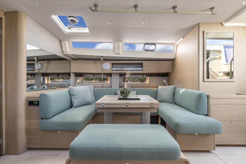 beneteau-oceanis-52-salon-interior-dinette.jpg