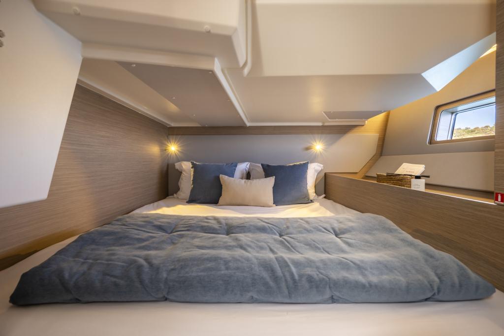 beneteau-oceanis-52-cabin-interior.jpg