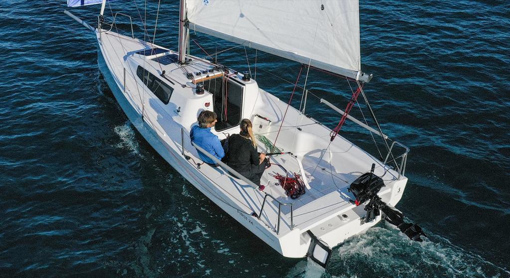 beneteau-first-24_exterior_sailing_stern-aerial.jpg