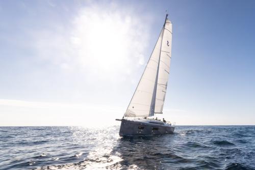 beneteau-oceanis-34-1-sailing-side-view-sunlight.jpg