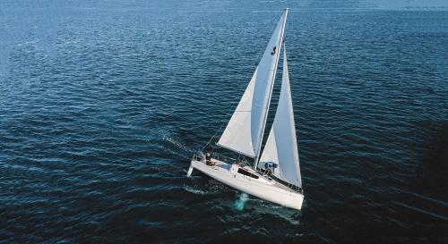 beneteau-first-24_exterior_sailing_aerial-view.jpg