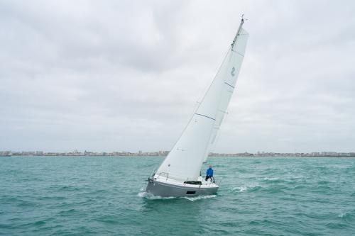 OCEANIS_30.1_IMAGE_EXTERIOR_RUNNING_SABLES_D'OLONNE.jpg